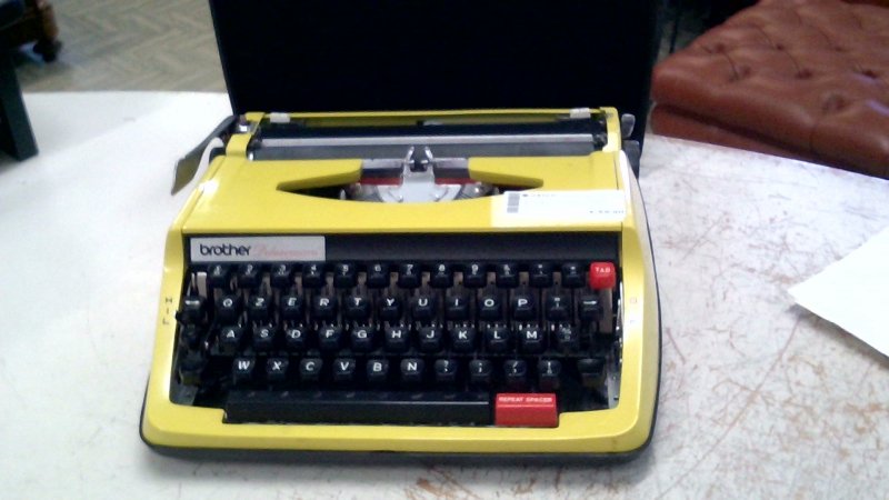 Macchina Da Scrivere Brother Deluxe850  Gialla Con Valigetta Nera 