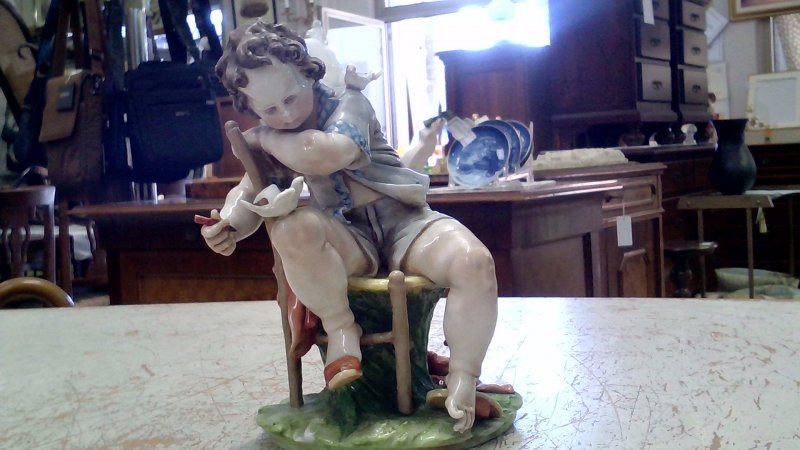Statua Capodimonte "bimbo Seduto"   Piccolo Difetto    V